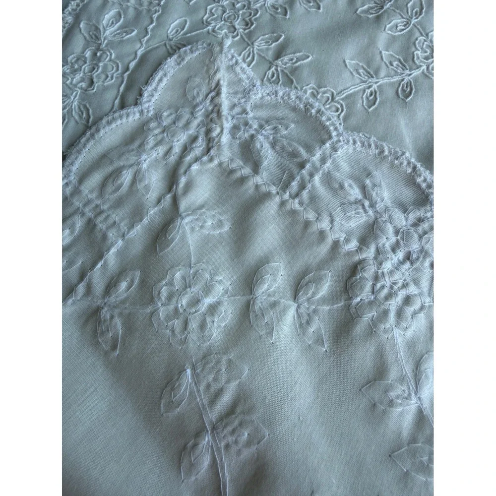 Vintage Off White Embroidered Eyelet Table Runner Set Floral Scalloped Edge 2pc